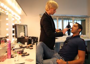 26-04-2013 SHOWBIZZ; GORDON NU OOK PROBLEMEN MET ZIJN VOICES. Gordon is van mening dat hij geen absurde eisen stelt aan zijn ex-collega s van LA The Voices. Ik heb de naam verzonnen, ik heb alles opgebouwd.
Donderdagavond werd bekend dat Gorden en de overige vier zangers van de groep behoorlijke ruzie over geld hebben sinds Gordon besloten heeft ermee te stoppen. Ze hebben zelfs advocaten in de arm genomen om het uit te vechten. Die jongens moeten gewoon een bedrag betalen per optreden of per gekochte cd, vindt Gordon. Dat is volkomen normaal.

De andere Voices zijn het hier volledig mee oneens. Hij kan niet vanuit Blaricum met een afstandsbediening het schip blijven besturen, zegt Peter Strykes, een van hen. Ik dacht dat de slavernij al heel lang geleden was afgeschaft. Toch hoopt Strykes dat ze er nog zonder advocaat uit kunnen komen. Ik houd niet van moddergooien.
Afgelopen week had Gordon ook al een hevige ruzie met Mark v.d.Linden.
The Voices waren 3 dagen te gast in de theater show van Lee Towers in het Nieuwe Luxor te Rotterdam, wat een daverend succes was.
foto: Albert den Iseger.
