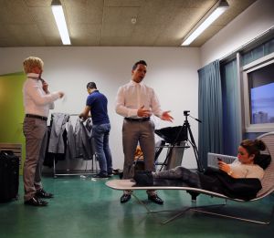 26-04-2013 SHOWBIZZ; GORDON NU OOK PROBLEMEN MET ZIJN VOICES. Gordon is van mening dat hij geen absurde eisen stelt aan zijn ex-collega s van LA The Voices. Ik heb de naam verzonnen, ik heb alles opgebouwd.
Donderdagavond werd bekend dat Gorden en de overige vier zangers van de groep behoorlijke ruzie over geld hebben sinds Gordon besloten heeft ermee te stoppen. Ze hebben zelfs advocaten in de arm genomen om het uit te vechten. Die jongens moeten gewoon een bedrag betalen per optreden of per gekochte cd, vindt Gordon. Dat is volkomen normaal.

De andere Voices zijn het hier volledig mee oneens. Hij kan niet vanuit Blaricum met een afstandsbediening het schip blijven besturen, zegt Peter Strykes, een van hen. Ik dacht dat de slavernij al heel lang geleden was afgeschaft. Toch hoopt Strykes dat ze er nog zonder advocaat uit kunnen komen. Ik houd niet van moddergooien.
Afgelopen week had Gordon ook al een hevige ruzie met Mark v.d.Linden.
The Voices waren 3 dagen te gast in de theater show van Lee Towers in het Nieuwe Luxor te Rotterdam, wat een daverend succes was.
foto: Albert den Iseger.