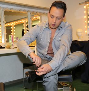26-04-2013 SHOWBIZZ; GORDON NU OOK PROBLEMEN MET ZIJN VOICES. Gordon is van mening dat hij geen absurde eisen stelt aan zijn ex-collega s van LA The Voices. Ik heb de naam verzonnen, ik heb alles opgebouwd.
Donderdagavond werd bekend dat Gorden en de overige vier zangers van de groep behoorlijke ruzie over geld hebben sinds Gordon besloten heeft ermee te stoppen. Ze hebben zelfs advocaten in de arm genomen om het uit te vechten. Die jongens moeten gewoon een bedrag betalen per optreden of per gekochte cd, vindt Gordon. Dat is volkomen normaal.

De andere Voices zijn het hier volledig mee oneens. Hij kan niet vanuit Blaricum met een afstandsbediening het schip blijven besturen, zegt Peter Strykes, een van hen. Ik dacht dat de slavernij al heel lang geleden was afgeschaft. Toch hoopt Strykes dat ze er nog zonder advocaat uit kunnen komen. Ik houd niet van moddergooien.
Afgelopen week had Gordon ook al een hevige ruzie met Mark v.d.Linden.
The Voices waren 3 dagen te gast in de theater show van Lee Towers in het Nieuwe Luxor te Rotterdam, wat een daverend succes was.
foto: Albert den Iseger.