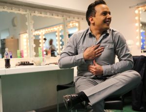 26-04-2013 SHOWBIZZ; GORDON NU OOK PROBLEMEN MET ZIJN VOICES. Gordon is van mening dat hij geen absurde eisen stelt aan zijn ex-collega s van LA The Voices. Ik heb de naam verzonnen, ik heb alles opgebouwd.
Donderdagavond werd bekend dat Gorden en de overige vier zangers van de groep behoorlijke ruzie over geld hebben sinds Gordon besloten heeft ermee te stoppen. Ze hebben zelfs advocaten in de arm genomen om het uit te vechten. Die jongens moeten gewoon een bedrag betalen per optreden of per gekochte cd, vindt Gordon. Dat is volkomen normaal.

De andere Voices zijn het hier volledig mee oneens. Hij kan niet vanuit Blaricum met een afstandsbediening het schip blijven besturen, zegt Peter Strykes, een van hen. Ik dacht dat de slavernij al heel lang geleden was afgeschaft. Toch hoopt Strykes dat ze er nog zonder advocaat uit kunnen komen. Ik houd niet van moddergooien.
Afgelopen week had Gordon ook al een hevige ruzie met Mark v.d.Linden.
The Voices waren 3 dagen te gast in de theater show van Lee Towers in het Nieuwe Luxor te Rotterdam, wat een daverend succes was.
foto: Albert den Iseger.
