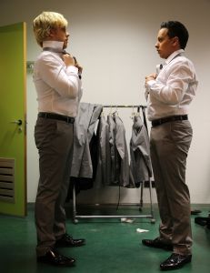 26-04-2013 SHOWBIZZ; GORDON NU OOK PROBLEMEN MET ZIJN VOICES. Gordon is van mening dat hij geen absurde eisen stelt aan zijn ex-collega s van LA The Voices. Ik heb de naam verzonnen, ik heb alles opgebouwd.
Donderdagavond werd bekend dat Gorden en de overige vier zangers van de groep behoorlijke ruzie over geld hebben sinds Gordon besloten heeft ermee te stoppen. Ze hebben zelfs advocaten in de arm genomen om het uit te vechten. Die jongens moeten gewoon een bedrag betalen per optreden of per gekochte cd, vindt Gordon. Dat is volkomen normaal.

De andere Voices zijn het hier volledig mee oneens. Hij kan niet vanuit Blaricum met een afstandsbediening het schip blijven besturen, zegt Peter Strykes, een van hen. Ik dacht dat de slavernij al heel lang geleden was afgeschaft. Toch hoopt Strykes dat ze er nog zonder advocaat uit kunnen komen. Ik houd niet van moddergooien.
Afgelopen week had Gordon ook al een hevige ruzie met Mark v.d.Linden.
The Voices waren 3 dagen te gast in de theater show van Lee Towers in het Nieuwe Luxor te Rotterdam, wat een daverend succes was.
foto: Albert den Iseger.