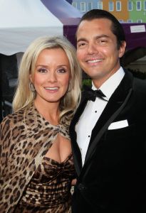 08-04-2013 SHOWBIZZ; SUZE MENS AL 3 MAANDEN ZWAGER, HARRY STRAKS OPA. Dat maakte haar vader Harry Mens zondag bekend in het programma Business Class.
In het RTL7-programma was onder anderen Willem van Hanegem te gast. Jij wordt toch opa, vertelde Willem de tv-presentator. Van wie heb je dat gehoord, zei Harry. Maar het klopt, mijn dochter Suze is nu drie maanden zwanger en daar zijn wij heel erg blij mee.
De 35-jarige Suze trouwde op 31 augustus 2012 met Emiel de Sevren Jacquet, met wie ze toen vier jaar samen was.En Harry is straks een trotse Opa.
foto: Albert den Iseger.