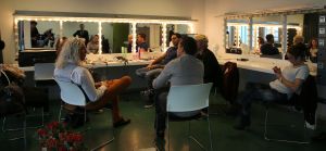 26-04-2013 SHOWBIZZ; GORDON NU OOK PROBLEMEN MET ZIJN VOICES. Gordon is van mening dat hij geen absurde eisen stelt aan zijn ex-collega s van LA The Voices. Ik heb de naam verzonnen, ik heb alles opgebouwd.
Donderdagavond werd bekend dat Gorden en de overige vier zangers van de groep behoorlijke ruzie over geld hebben sinds Gordon besloten heeft ermee te stoppen. Ze hebben zelfs advocaten in de arm genomen om het uit te vechten. Die jongens moeten gewoon een bedrag betalen per optreden of per gekochte cd, vindt Gordon. Dat is volkomen normaal.

De andere Voices zijn het hier volledig mee oneens. Hij kan niet vanuit Blaricum met een afstandsbediening het schip blijven besturen, zegt Peter Strykes, een van hen. Ik dacht dat de slavernij al heel lang geleden was afgeschaft. Toch hoopt Strykes dat ze er nog zonder advocaat uit kunnen komen. Ik houd niet van moddergooien.
Afgelopen week had Gordon ook al een hevige ruzie met Mark v.d.Linden.
The Voices waren 3 dagen te gast in de theater show van Lee Towers in het Nieuwe Luxor te Rotterdam, wat een daverend succes was.
foto: Albert den Iseger.