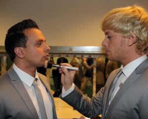 26-04-2013 SHOWBIZZ; GORDON NU OOK PROBLEMEN MET ZIJN VOICES. Gordon is van mening dat hij geen absurde eisen stelt aan zijn ex-collega s van LA The Voices. Ik heb de naam verzonnen, ik heb alles opgebouwd.
Donderdagavond werd bekend dat Gorden en de overige vier zangers van de groep behoorlijke ruzie over geld hebben sinds Gordon besloten heeft ermee te stoppen. Ze hebben zelfs advocaten in de arm genomen om het uit te vechten. Die jongens moeten gewoon een bedrag betalen per optreden of per gekochte cd, vindt Gordon. Dat is volkomen normaal.

De andere Voices zijn het hier volledig mee oneens. Hij kan niet vanuit Blaricum met een afstandsbediening het schip blijven besturen, zegt Peter Strykes, een van hen. Ik dacht dat de slavernij al heel lang geleden was afgeschaft. Toch hoopt Strykes dat ze er nog zonder advocaat uit kunnen komen. Ik houd niet van moddergooien.
Afgelopen week had Gordon ook al een hevige ruzie met Mark v.d.Linden.
The Voices waren 3 dagen te gast in de theater show van Lee Towers in het Nieuwe Luxor te Rotterdam, wat een daverend succes was.
foto: Albert den Iseger.