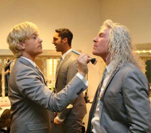 26-04-2013 SHOWBIZZ; GORDON NU OOK PROBLEMEN MET ZIJN VOICES. Gordon is van mening dat hij geen absurde eisen stelt aan zijn ex-collega s van LA The Voices. Ik heb de naam verzonnen, ik heb alles opgebouwd.
Donderdagavond werd bekend dat Gorden en de overige vier zangers van de groep behoorlijke ruzie over geld hebben sinds Gordon besloten heeft ermee te stoppen. Ze hebben zelfs advocaten in de arm genomen om het uit te vechten. Die jongens moeten gewoon een bedrag betalen per optreden of per gekochte cd, vindt Gordon. Dat is volkomen normaal.

De andere Voices zijn het hier volledig mee oneens. Hij kan niet vanuit Blaricum met een afstandsbediening het schip blijven besturen, zegt Peter Strykes, een van hen. Ik dacht dat de slavernij al heel lang geleden was afgeschaft. Toch hoopt Strykes dat ze er nog zonder advocaat uit kunnen komen. Ik houd niet van moddergooien.
Afgelopen week had Gordon ook al een hevige ruzie met Mark v.d.Linden.
The Voices waren 3 dagen te gast in de theater show van Lee Towers in het Nieuwe Luxor te Rotterdam, wat een daverend succes was.
foto: Albert den Iseger.