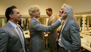 26-04-2013 SHOWBIZZ; GORDON NU OOK PROBLEMEN MET ZIJN VOICES. Gordon is van mening dat hij geen absurde eisen stelt aan zijn ex-collega s van LA The Voices. Ik heb de naam verzonnen, ik heb alles opgebouwd.
Donderdagavond werd bekend dat Gorden en de overige vier zangers van de groep behoorlijke ruzie over geld hebben sinds Gordon besloten heeft ermee te stoppen. Ze hebben zelfs advocaten in de arm genomen om het uit te vechten. Die jongens moeten gewoon een bedrag betalen per optreden of per gekochte cd, vindt Gordon. Dat is volkomen normaal.

De andere Voices zijn het hier volledig mee oneens. Hij kan niet vanuit Blaricum met een afstandsbediening het schip blijven besturen, zegt Peter Strykes, een van hen. Ik dacht dat de slavernij al heel lang geleden was afgeschaft. Toch hoopt Strykes dat ze er nog zonder advocaat uit kunnen komen. Ik houd niet van moddergooien.
Afgelopen week had Gordon ook al een hevige ruzie met Mark v.d.Linden.
The Voices waren 3 dagen te gast in de theater show van Lee Towers in het Nieuwe Luxor te Rotterdam, wat een daverend succes was.
foto: Albert den Iseger.