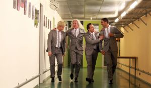 26-04-2013 SHOWBIZZ; GORDON NU OOK PROBLEMEN MET ZIJN VOICES. Gordon is van mening dat hij geen absurde eisen stelt aan zijn ex-collega s van LA The Voices. Ik heb de naam verzonnen, ik heb alles opgebouwd.
Donderdagavond werd bekend dat Gorden en de overige vier zangers van de groep behoorlijke ruzie over geld hebben sinds Gordon besloten heeft ermee te stoppen. Ze hebben zelfs advocaten in de arm genomen om het uit te vechten. Die jongens moeten gewoon een bedrag betalen per optreden of per gekochte cd, vindt Gordon. Dat is volkomen normaal.

De andere Voices zijn het hier volledig mee oneens. Hij kan niet vanuit Blaricum met een afstandsbediening het schip blijven besturen, zegt Peter Strykes, een van hen. Ik dacht dat de slavernij al heel lang geleden was afgeschaft. Toch hoopt Strykes dat ze er nog zonder advocaat uit kunnen komen. Ik houd niet van moddergooien.
Afgelopen week had Gordon ook al een hevige ruzie met Mark v.d.Linden.
The Voices waren 3 dagen te gast in de theater show van Lee Towers in het Nieuwe Luxor te Rotterdam, wat een daverend succes was.
foto: Albert den Iseger.