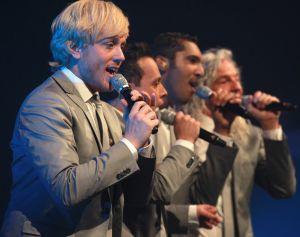 26-04-2013 SHOWBIZZ; GORDON NU OOK PROBLEMEN MET ZIJN VOICES. Gordon is van mening dat hij geen absurde eisen stelt aan zijn ex-collega s van LA The Voices. Ik heb de naam verzonnen, ik heb alles opgebouwd.
Donderdagavond werd bekend dat Gorden en de overige vier zangers van de groep behoorlijke ruzie over geld hebben sinds Gordon besloten heeft ermee te stoppen. Ze hebben zelfs advocaten in de arm genomen om het uit te vechten. Die jongens moeten gewoon een bedrag betalen per optreden of per gekochte cd, vindt Gordon. Dat is volkomen normaal.

De andere Voices zijn het hier volledig mee oneens. Hij kan niet vanuit Blaricum met een afstandsbediening het schip blijven besturen, zegt Peter Strykes, een van hen. Ik dacht dat de slavernij al heel lang geleden was afgeschaft. Toch hoopt Strykes dat ze er nog zonder advocaat uit kunnen komen. Ik houd niet van moddergooien.
Afgelopen week had Gordon ook al een hevige ruzie met Mark v.d.Linden.
The Voices waren 3 dagen te gast in de theater show van Lee Towers in het Nieuwe Luxor te Rotterdam, wat een daverend succes was.
foto: Albert den Iseger.
