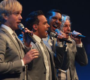 26-04-2013 SHOWBIZZ; GORDON NU OOK PROBLEMEN MET ZIJN VOICES. Gordon is van mening dat hij geen absurde eisen stelt aan zijn ex-collega s van LA The Voices. Ik heb de naam verzonnen, ik heb alles opgebouwd.
Donderdagavond werd bekend dat Gorden en de overige vier zangers van de groep behoorlijke ruzie over geld hebben sinds Gordon besloten heeft ermee te stoppen. Ze hebben zelfs advocaten in de arm genomen om het uit te vechten. Die jongens moeten gewoon een bedrag betalen per optreden of per gekochte cd, vindt Gordon. Dat is volkomen normaal.

De andere Voices zijn het hier volledig mee oneens. Hij kan niet vanuit Blaricum met een afstandsbediening het schip blijven besturen, zegt Peter Strykes, een van hen. Ik dacht dat de slavernij al heel lang geleden was afgeschaft. Toch hoopt Strykes dat ze er nog zonder advocaat uit kunnen komen. Ik houd niet van moddergooien.
Afgelopen week had Gordon ook al een hevige ruzie met Mark v.d.Linden.
The Voices waren 3 dagen te gast in de theater show van Lee Towers in het Nieuwe Luxor te Rotterdam, wat een daverend succes was.
foto: Albert den Iseger.