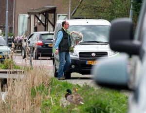 07-04-2014 SHOWBIZZ; GERARD JOLING VERRASTE DE JARIGE PATRICIA PAAY MET 65 RODE ROZEN. Het was een komen en gaan van allerlei bloemisten die een ding gemeen hadden, boeketten van 65 rozen. Dus Patricia had laat in de middag alle soorten thuis staan, roze, gele, rode en witte rozen. Gerard en Wino verraste Patricia met 64 rode rozen en een witte. Later op de avond vertrok het feestende stel naar Restaurant FABELS in Bergen om daar het feestje voort te zetten onder het genot van de nodige BUBBELS.
foto: Albert den Iseger