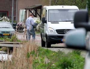 07-04-2014 SHOWBIZZ; GERARD JOLING VERRASTE DE JARIGE PATRICIA PAAY MET 65 RODE ROZEN. Het was een komen en gaan van allerlei bloemisten die een ding gemeen hadden, boeketten van 65 rozen. Dus Patricia had laat in de middag alle soorten thuis staan, roze, gele, rode en witte rozen. Gerard en Wino verraste Patricia met 64 rode rozen en een witte. Later op de avond vertrok het feestende stel naar Restaurant FABELS in Bergen om daar het feestje voort te zetten onder het genot van de nodige BUBBELS.
foto: Albert den Iseger