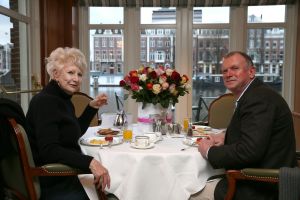 12-04-2014 SHOWBIZZ; ADELE BLOEMENDAAL IS VERHUIST. De 81 jarige Oma/Diva is verhuist. Maar voordat de dozen werden ingepakt werd na eerst even op stijl een ontbijtje gescoord in het AMSTEL Hotel. Het hele verhaal vandaag op pagina PRIVE in de Telegraaf.
foto: Albert den Iseger