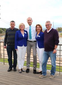 28-04-2014 SHOWBIZZ; FRANS EN MARISKA BAUER VIEREN VAKANTIE IN ZUID FRANKRIJK. Maar ze namen wel 104 fans mee om samen te genieten van 1 week aan de Cote de Azur. 
foto: Albert den Iseger.