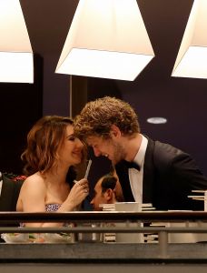01-04-2014 SHOWBIZZ; CARICE VAN HOUTEN EN KEES VAN NIEUWKERK WONEN SAMEN. De 37 jarige actrice en de 12 jaar jongere filmaker Kees maakten vorig jaar Oktober bekend al enige maanden samen te zijn. Nu zijn ze gaan samen wonen in de Amsterdamse PIJP. Nu kunnen Matthijs en zijn vrouw op de fiets op visite naar het jonge paar.
foto: Albert den Iseger