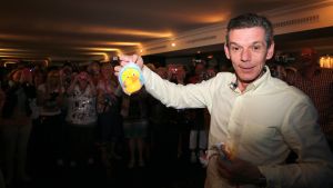 23-04-2014 SHOWBIZZ: FRANS EN MARISKA BAUER OP VAKANTIE AAN DE COTE DE AZUR.
Samen lekker even een weekje niks, gewoon gezellig lekker eten, slapen bij Van der Valk in Saint Aygulf en slenteren op het strand, maar we vergeten niet onze fans. Daarom nemen we gewoon 104 echte BAUER fans mee naar Zuid Frankrijk. Prive vloog mee en maakte een mooie reportage.
foto: Albert den Iseger.