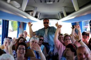 23-04-2014 SHOWBIZZ: FRANS EN MARISKA BAUER OP VAKANTIE AAN DE COTE DE AZUR.
Samen lekker even een weekje niks, gewoon gezellig lekker eten, slapen bij Van der Valk in Saint Aygulf en slenteren op het strand, maar we vergeten niet onze fans. Daarom nemen we gewoon 104 echte BAUER fans mee naar Zuid Frankrijk. Prive vloog mee en maakte een mooie reportage.
foto: Albert den Iseger.