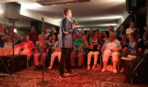 28-04-2014 SHOWBIZZ; FRANS EN MARISKA BAUER VIEREN VAKANTIE IN ZUID FRANKRIJK. Maar ze namen wel 104 fans mee om samen te genieten van 1 week aan de Cote de Azur. 
foto: Albert den Iseger.