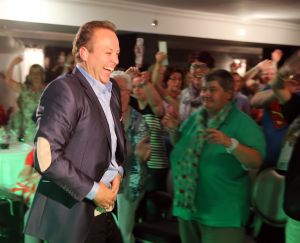 28-04-2014 SHOWBIZZ; FRANS EN MARISKA BAUER VIEREN VAKANTIE IN ZUID FRANKRIJK. Maar ze namen wel 104 fans mee om samen te genieten van 1 week aan de Cote de Azur. 
foto: Albert den Iseger.