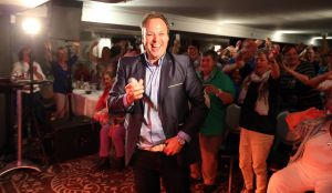 28-04-2014 SHOWBIZZ; FRANS EN MARISKA BAUER VIEREN VAKANTIE IN ZUID FRANKRIJK. Maar ze namen wel 104 fans mee om samen te genieten van 1 week aan de Cote de Azur. 
foto: Albert den Iseger.