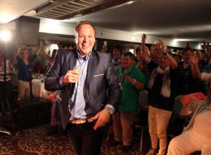 28-04-2014 SHOWBIZZ; FRANS EN MARISKA BAUER VIEREN VAKANTIE IN ZUID FRANKRIJK. Maar ze namen wel 104 fans mee om samen te genieten van 1 week aan de Cote de Azur. 
foto: Albert den Iseger.