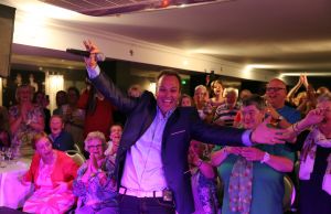 28-04-2014 SHOWBIZZ; FRANS EN MARISKA BAUER VIEREN VAKANTIE IN ZUID FRANKRIJK. Maar ze namen wel 104 fans mee om samen te genieten van 1 week aan de Cote de Azur. 
foto: Albert den Iseger.