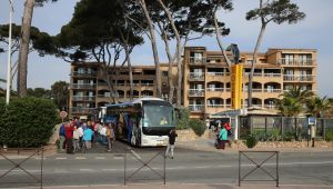 28-04-2014 SHOWBIZZ; FRANS EN MARISKA BAUER VIEREN VAKANTIE IN ZUID FRANKRIJK. Maar ze namen wel 104 fans mee om samen te genieten van 1 week aan de Cote de Azur. 
foto: Albert den Iseger.