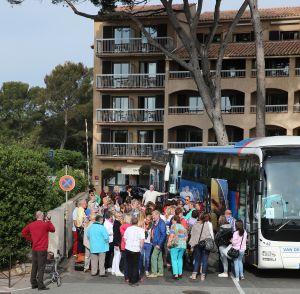 28-04-2014 SHOWBIZZ; FRANS EN MARISKA BAUER VIEREN VAKANTIE IN ZUID FRANKRIJK. Maar ze namen wel 104 fans mee om samen te genieten van 1 week aan de Cote de Azur. 
foto: Albert den Iseger.