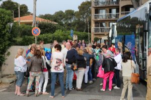 28-04-2014 SHOWBIZZ; FRANS EN MARISKA BAUER VIEREN VAKANTIE IN ZUID FRANKRIJK. Maar ze namen wel 104 fans mee om samen te genieten van 1 week aan de Cote de Azur. 
foto: Albert den Iseger.