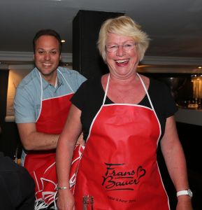 23-04-2014 SHOWBIZZ: FRANS EN MARISKA BAUER OP VAKANTIE AAN DE COTE DE AZUR.
Samen lekker even een weekje niks, gewoon gezellig lekker eten, slapen bij Van der Valk in Saint Aygulf en slenteren op het strand, maar we vergeten niet onze fans. Daarom nemen we gewoon 104 echte BAUER fans mee naar Zuid Frankrijk. Prive vloog mee en maakte een mooie reportage.
foto: Albert den Iseger.