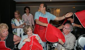 23-04-2014 SHOWBIZZ: FRANS EN MARISKA BAUER OP VAKANTIE AAN DE COTE DE AZUR.
Samen lekker even een weekje niks, gewoon gezellig lekker eten, slapen bij Van der Valk in Saint Aygulf en slenteren op het strand, maar we vergeten niet onze fans. Daarom nemen we gewoon 104 echte BAUER fans mee naar Zuid Frankrijk. Prive vloog mee en maakte een mooie reportage.
foto: Albert den Iseger.