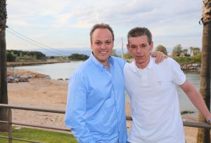 28-04-2014 SHOWBIZZ; FRANS EN MARISKA BAUER VIEREN VAKANTIE IN ZUID FRANKRIJK. Maar ze namen wel 104 fans mee om samen te genieten van 1 week aan de Cote de Azur. 
foto: Albert den Iseger.