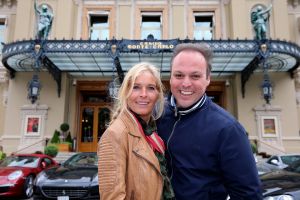 23-04-2014 SHOWBIZZ: FRANS EN MARISKA BAUER OP VAKANTIE AAN DE COTE DE AZUR.
Samen lekker even een weekje niks, gewoon gezellig lekker eten, slapen bij Van der Valk in Saint Aygulf en slenteren op het strand, maar we vergeten niet onze fans. Daarom nemen we gewoon 104 echte BAUER fans mee naar Zuid Frankrijk. Prive vloog mee en maakte een mooie reportage.
foto: Albert den Iseger.