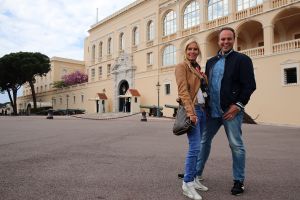 23-04-2014 SHOWBIZZ: FRANS EN MARISKA BAUER OP VAKANTIE AAN DE COTE DE AZUR.
Samen lekker even een weekje niks, gewoon gezellig lekker eten, slapen bij Van der Valk in Saint Aygulf en slenteren op het strand, maar we vergeten niet onze fans. Daarom nemen we gewoon 104 echte BAUER fans mee naar Zuid Frankrijk. Prive vloog mee en maakte een mooie reportage.
foto: Albert den Iseger.