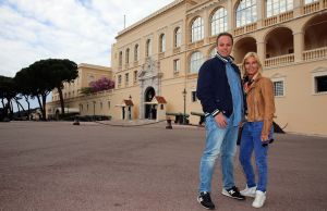 23-04-2014 SHOWBIZZ: FRANS EN MARISKA BAUER OP VAKANTIE AAN DE COTE DE AZUR.
Samen lekker even een weekje niks, gewoon gezellig lekker eten, slapen bij Van der Valk in Saint Aygulf en slenteren op het strand, maar we vergeten niet onze fans. Daarom nemen we gewoon 104 echte BAUER fans mee naar Zuid Frankrijk. Prive vloog mee en maakte een mooie reportage.
foto: Albert den Iseger.