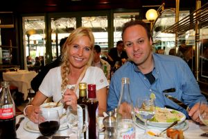 23-04-2014 SHOWBIZZ: FRANS EN MARISKA BAUER OP VAKANTIE AAN DE COTE DE AZUR.
Samen lekker even een weekje niks, gewoon gezellig lekker eten, slapen bij Van der Valk in Saint Aygulf en slenteren op het strand, maar we vergeten niet onze fans. Daarom nemen we gewoon 104 echte BAUER fans mee naar Zuid Frankrijk. Prive vloog mee en maakte een mooie reportage.
foto: Albert den Iseger.