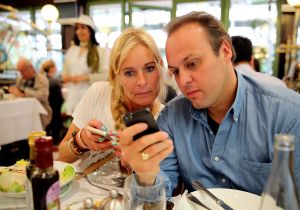 23-04-2014 SHOWBIZZ: FRANS EN MARISKA BAUER OP VAKANTIE AAN DE COTE DE AZUR.
Samen lekker even een weekje niks, gewoon gezellig lekker eten, slapen bij Van der Valk in Saint Aygulf en slenteren op het strand, maar we vergeten niet onze fans. Daarom nemen we gewoon 104 echte BAUER fans mee naar Zuid Frankrijk. Prive vloog mee en maakte een mooie reportage.
foto: Albert den Iseger.