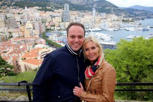23-04-2014 SHOWBIZZ: FRANS EN MARISKA BAUER OP VAKANTIE AAN DE COTE DE AZUR.
Samen lekker even een weekje niks, gewoon gezellig lekker eten, slapen bij Van der Valk in Saint Aygulf en slenteren op het strand, maar we vergeten niet onze fans. Daarom nemen we gewoon 104 echte BAUER fans mee naar Zuid Frankrijk. Prive vloog mee en maakte een mooie reportage.
foto: Albert den Iseger.