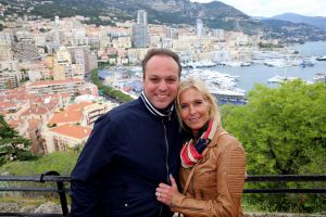 23-04-2014 SHOWBIZZ: FRANS EN MARISKA BAUER OP VAKANTIE AAN DE COTE DE AZUR.
Samen lekker even een weekje niks, gewoon gezellig lekker eten, slapen bij Van der Valk in Saint Aygulf en slenteren op het strand, maar we vergeten niet onze fans. Daarom nemen we gewoon 104 echte BAUER fans mee naar Zuid Frankrijk. Prive vloog mee en maakte een mooie reportage.
foto: Albert den Iseger.