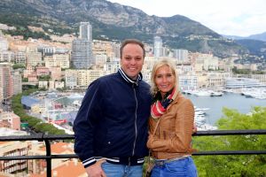 23-04-2014 SHOWBIZZ: FRANS EN MARISKA BAUER OP VAKANTIE AAN DE COTE DE AZUR.
Samen lekker even een weekje niks, gewoon gezellig lekker eten, slapen bij Van der Valk in Saint Aygulf en slenteren op het strand, maar we vergeten niet onze fans. Daarom nemen we gewoon 104 echte BAUER fans mee naar Zuid Frankrijk. Prive vloog mee en maakte een mooie reportage.
foto: Albert den Iseger.