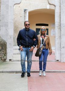 23-04-2014 SHOWBIZZ: FRANS EN MARISKA BAUER OP VAKANTIE AAN DE COTE DE AZUR.
Samen lekker even een weekje niks, gewoon gezellig lekker eten, slapen bij Van der Valk in Saint Aygulf en slenteren op het strand, maar we vergeten niet onze fans. Daarom nemen we gewoon 104 echte BAUER fans mee naar Zuid Frankrijk. Prive vloog mee en maakte een mooie reportage.
foto: Albert den Iseger.