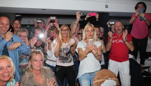 28-04-2014 SHOWBIZZ; FRANS EN MARISKA BAUER VIEREN VAKANTIE IN ZUID FRANKRIJK. Maar ze namen wel 104 fans mee om samen te genieten van 1 week aan de Cote de Azur. 
foto: Albert den Iseger.