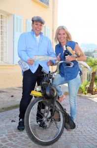 28-04-2014 SHOWBIZZ; FRANS EN MARISKA BAUER VIEREN VAKANTIE IN ZUID FRANKRIJK. Maar ze namen wel 104 fans mee om samen te genieten van 1 week aan de Cote de Azur. 
foto: Albert den Iseger.