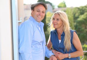28-04-2014 SHOWBIZZ; FRANS EN MARISKA BAUER VIEREN VAKANTIE IN ZUID FRANKRIJK. Maar ze namen wel 104 fans mee om samen te genieten van 1 week aan de Cote de Azur. 
foto: Albert den Iseger.