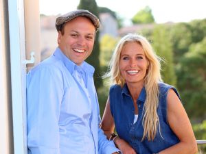 28-04-2014 SHOWBIZZ; FRANS EN MARISKA BAUER VIEREN VAKANTIE IN ZUID FRANKRIJK. Maar ze namen wel 104 fans mee om samen te genieten van 1 week aan de Cote de Azur. 
foto: Albert den Iseger.