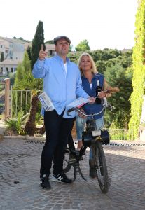 23-04-2014 SHOWBIZZ: FRANS EN MARISKA BAUER OP VAKANTIE AAN DE COTE DE AZUR.
Samen lekker even een weekje niks, gewoon gezellig lekker eten, slapen bij Van der Valk in Saint Aygulf en slenteren op het strand, maar we vergeten niet onze fans. Daarom nemen we gewoon 104 echte BAUER fans mee naar Zuid Frankrijk. Prive vloog mee en maakte een mooie reportage.
foto: Albert den Iseger.