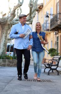 23-04-2014 SHOWBIZZ: FRANS EN MARISKA BAUER OP VAKANTIE AAN DE COTE DE AZUR.
Samen lekker even een weekje niks, gewoon gezellig lekker eten, slapen bij Van der Valk in Saint Aygulf en slenteren op het strand, maar we vergeten niet onze fans. Daarom nemen we gewoon 104 echte BAUER fans mee naar Zuid Frankrijk. Prive vloog mee en maakte een mooie reportage.
foto: Albert den Iseger.