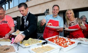 23-04-2014 SHOWBIZZ: FRANS EN MARISKA BAUER OP VAKANTIE AAN DE COTE DE AZUR.
Samen lekker even een weekje niks, gewoon gezellig lekker eten, slapen bij Van der Valk in Saint Aygulf en slenteren op het strand, maar we vergeten niet onze fans. Daarom nemen we gewoon 104 echte BAUER fans mee naar Zuid Frankrijk. Prive vloog mee en maakte een mooie reportage.
foto: Albert den Iseger.