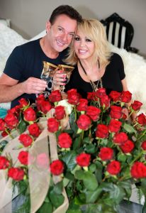 07-04-2014 SHOWBIZZ; GERARD JOLING VERRASTE DE JARIGE PATRICIA PAAY MET 65 RODE ROZEN. Het was een komen en gaan van allerlei bloemisten die een ding gemeen hadden, boeketten van 65 rozen. Dus Patricia had laat in de middag alle soorten thuis staan, roze, gele, rode en witte rozen. Gerard en Wino verraste Patricia met 64 rode rozen en een witte. Later op de avond vertrok het feestende stel naar Restaurant FABELS in Bergen om daar het feestje voort te zetten onder het genot van de nodige BUBBELS.
foto: Albert den Iseger