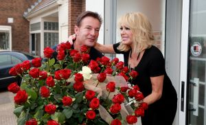 07-04-2014 SHOWBIZZ; GERARD JOLING VERRASTE DE JARIGE PATRICIA PAAY MET 65 RODE ROZEN. Het was een komen en gaan van allerlei bloemisten die een ding gemeen hadden, boeketten van 65 rozen. Dus Patricia had laat in de middag alle soorten thuis staan, roze, gele, rode en witte rozen. Gerard en Wino verraste Patricia met 64 rode rozen en een witte. Later op de avond vertrok het feestende stel naar Restaurant FABELS in Bergen om daar het feestje voort te zetten onder het genot van de nodige BUBBELS.
foto: Albert den Iseger