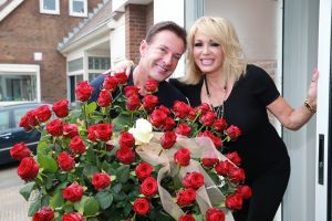 07-04-2014 SHOWBIZZ; GERARD JOLING VERRASTE DE JARIGE PATRICIA PAAY MET 65 RODE ROZEN. Het was een komen en gaan van allerlei bloemisten die een ding gemeen hadden, boeketten van 65 rozen. Dus Patricia had laat in de middag alle soorten thuis staan, roze, gele, rode en witte rozen. Gerard en Wino verraste Patricia met 64 rode rozen en een witte. Later op de avond vertrok het feestende stel naar Restaurant FABELS in Bergen om daar het feestje voort te zetten onder het genot van de nodige BUBBELS.
foto: Albert den Iseger